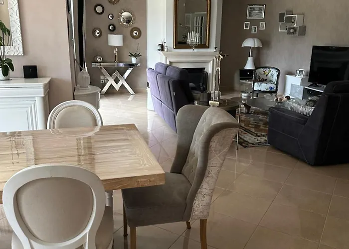 Habitación en casa particular Loue Pour Manifestation Circuit Des 24H 4 Chambres De Standing Dans Un Ecrin De Verdure