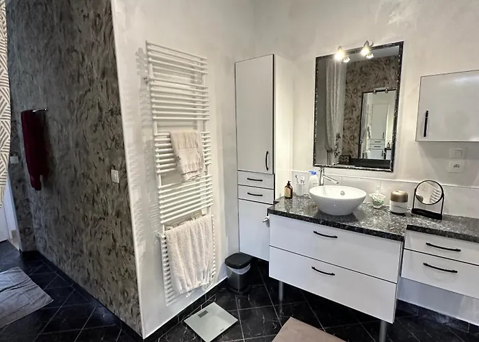 Habitación en casa particular Loue Pour Manifestation Circuit Des 24H 4 Chambres De Standing Dans Un Ecrin De Verdure